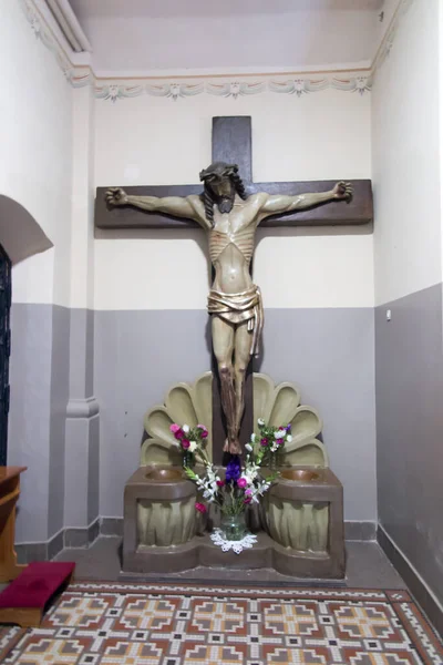 Sokolka, POLAND - 24 Eylül 2021: Sokolka, Polonya 'daki St. Anthony Kilisesi, Ayin mucizesinin gerçekleştiği yer. Kilisenin girişinde duran su şişeleri ile karakteristik bir haç.