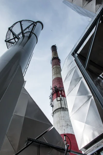 Dos Chimeneas Una Hormigón Viejo Pintadas Blanco Rojo Otra Metal —  Fotos de Stock