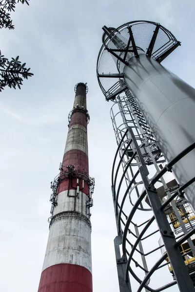 Dva Komíny Jeden Starý Beton Natřený Bíle Červeně Druhý Kovu — Stock fotografie