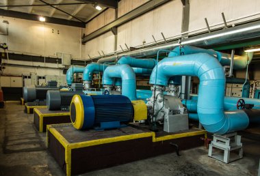 büyük elektrik motorları ile çeşitli su pompaları