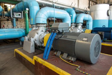 büyük elektrik motorları ile çeşitli su pompaları