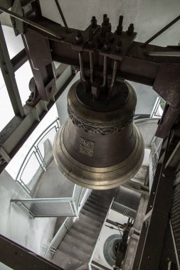 Polonya 'nın Chelm şehrinde, Kutsal Bakire Meryem Bazilikası' nın çan kulesinde çan çalıyor.