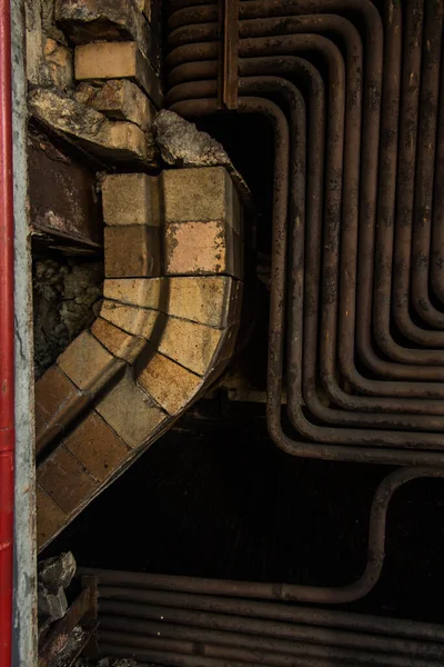 Старая Угольная Котельная Решетка Одной Стены Открытыми Трубами Внутри — стоковое фото