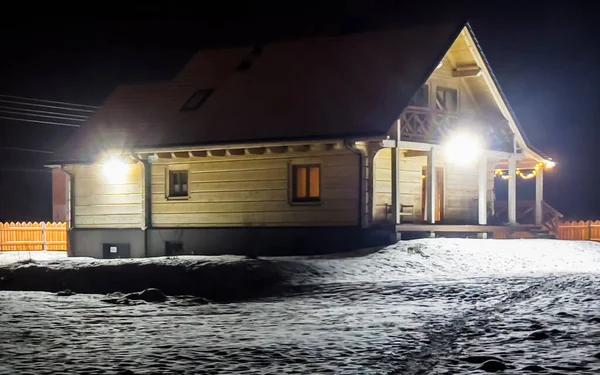 Bir Kış Akşamı Hafif Karla Kaplı Bir Bina Arazisinde Bir — Stok fotoğraf