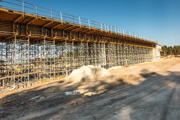 arka plan olarak karayolu üzerinde bir Üstgeçit altında inşa inşaat iskele