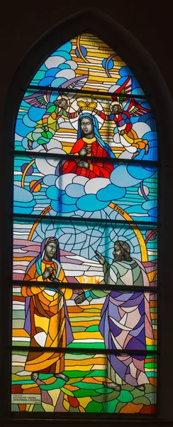 2018 Ozarowice ポーランド ポーランドのシレジアの Ozarowicach の教会の窓に色鮮やかなステンド グラスの窓 — ストック写真