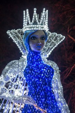 Zabrze, Polonya, 2 Ocak 2022: Zabrze 'deki Milyon Işıklar Parkı' nda çeşitli renkli yanıp sönen ışıklar - bir ışık tesisinin parçaları