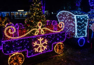 Zabrze, Polonya, 2 Ocak 2022: Zabrze 'deki Milyon Işıklar Parkı' nda çeşitli rengarenk yanıp sönen ışıklar - vagonlu tren