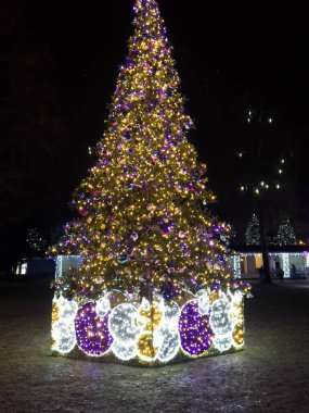 Zabrze, Polonya, 2 Ocak 2022: Zabrze 'deki Milyon Işıklar Parkı' nda çeşitli renkli yanıp sönen ışıklar - bir Noel ağacının parçası