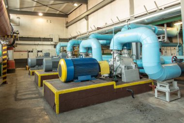 büyük elektrik motorları ile çeşitli su pompaları