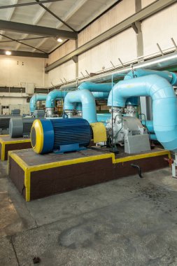 büyük elektrik motorları ile çeşitli su pompaları