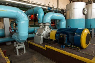 büyük elektrik motorları ile çeşitli su pompaları