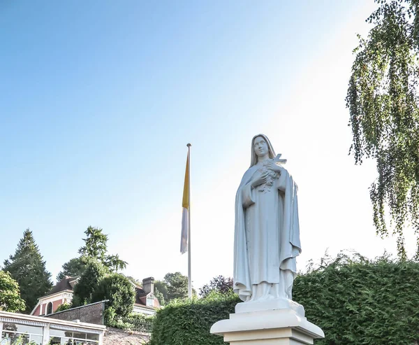 Dom Lisieux Gdzie Teresa Dzieciątka Jezus Przed Wejściem Karmel Posąg — Zdjęcie stockowe