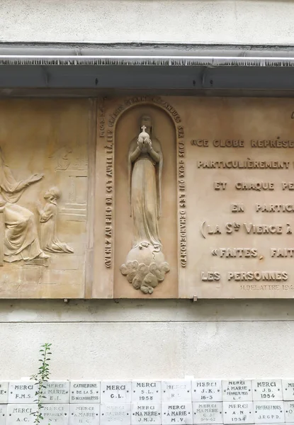 パリの奇跡のメダル教会の入り口の壁に奇跡のメダルのスラブ フランス — ストック写真