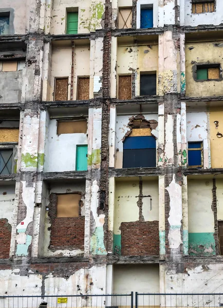 Θραύσμα Κτιρίου Φόντο Κατεδαφισμένο Εξωτερικό Τοίχο Επιγραφή Επικίνδυνη Ζώνη Προσοχή — Φωτογραφία Αρχείου