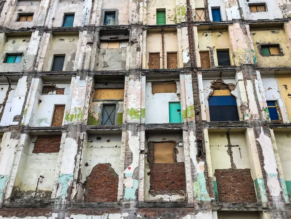 Ein Fragment Eines Gebäudes Mit Einer Abgerissenen Außenwand Als Hintergrund — Stockfoto