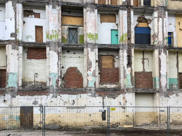 Fragmento Edificio Con Una Pared Exterior Demolida Como Fondo —  Fotos de Stock