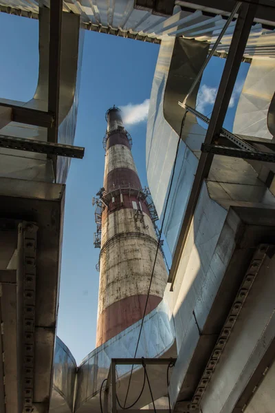 Chimenea Alta Fragmentos Colectores Polvo Conductos Escape — Foto de Stock