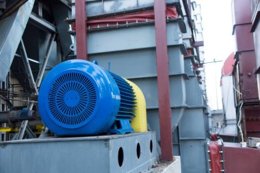 Radyal vantilatörü çalıştırmak için kullanılan büyük elektrikli motor.