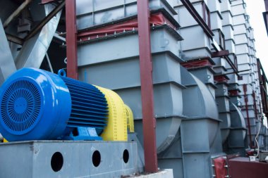 Radyal vantilatörü çalıştırmak için kullanılan büyük elektrikli motor.