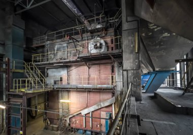 Mekanik ızgarada kömürle çalışan eski bir buhar kazanının duvarı. Dış duvar tuğladan yapılmıştır..