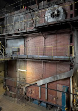 Mekanik ızgarada kömürle çalışan eski bir buhar kazanının duvarı. Dış duvar tuğladan yapılmıştır..