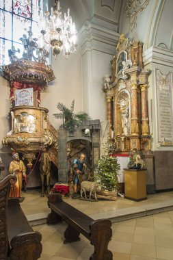 St. Anna Dağı, Polonya, 22 Ocak 2022: Polonya 'daki St. Anna Uluslararası Tapınağı' ndaki St. Anna Bazilikası 'nın iç kısmı. Noel dönemiyle ilgili ek figürler ve dekorasyonlar.