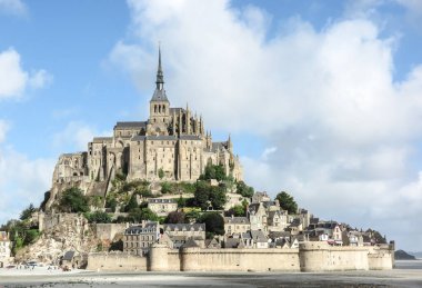 Mont Saint Michel, Fransa - 8 Eylül 2016: Panoramik ünlü Le Mont Saint-Michel gelgit ada mavi gökyüzü ve bulutlar, Normandiya, Kuzey Fransa ile güneşli bir günde