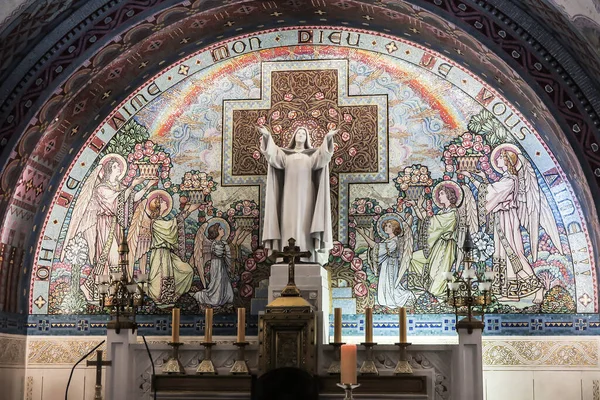 立斯市 2016 内立斯市在诺曼底的圣特里萨大教堂 教堂低雕梁画栋 — 图库照片
