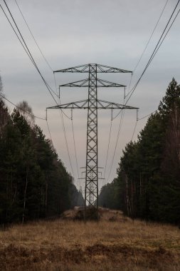 Kış akşamları güneş battıktan sonra yüksek gerilim