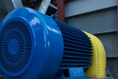 Radyal vantilatörü çalıştırmak için kullanılan büyük elektrikli motor.