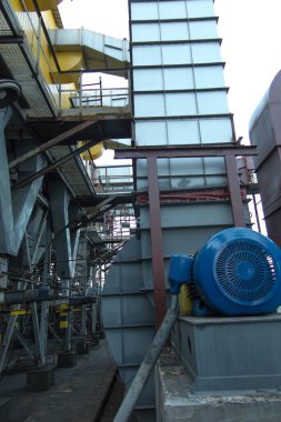 Radyal vantilatörü çalıştırmak için kullanılan büyük elektrikli motor.