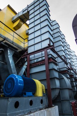 Radyal vantilatörü çalıştırmak için kullanılan büyük elektrikli motor.
