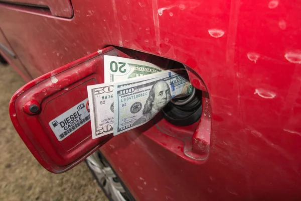 Geldscheine Dollars Der Tankfüllung Eines Roten Autos Steigende Kraftstoffpreise Lassen Stockbild