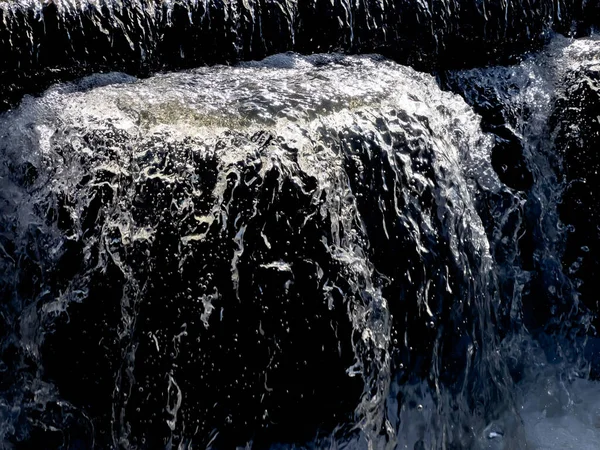 Водный Сток Освещаемый Зимним Солнцем Пороге Воды Штормовом Канале Водохранилища — стоковое фото