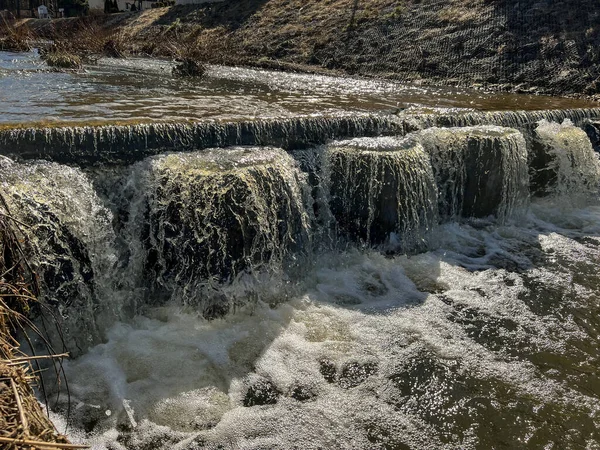 Escoamento Água Iluminado Pelo Sol Inverno Limiar Água Canal Tempestade — Fotografia de Stock