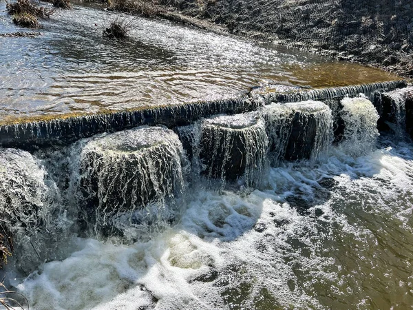 ポーランドのKalety Zielona貯水池の嵐運河の水の閾値上の冬の太陽によって照らされた水の流出 マラPanew川 — ストック写真