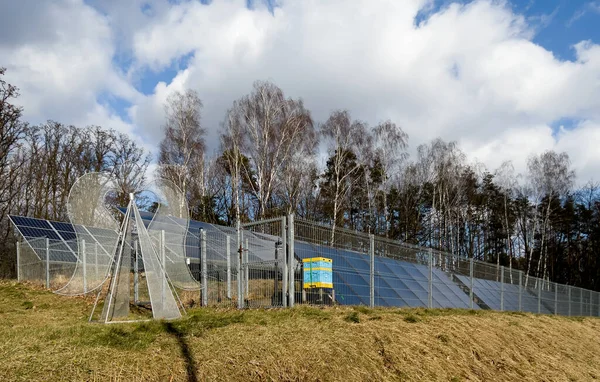 Installation Photovoltaïque Sol Clôturée Avec Une Clôture Devant Elle Ange — Photo