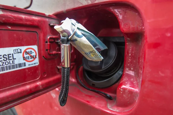Geldscheine Euro Der Tankfüllung Eines Roten Autos Steigende Kraftstoffpreise Führen — Stockfoto