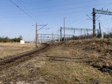 Ana demiryolundan gelen yan demiryolu hattı. 