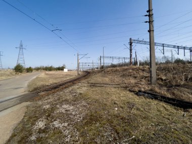 Ana demiryolundan gelen yan demiryolu hattı. 