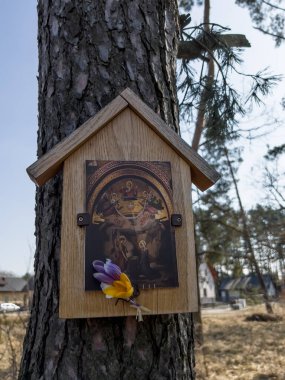 Kalety, Polonya, 25 Mart 2022: Kutsanmış Bakire Meryem Antlaşması 'nın Gizemi (25 Mart 2022 - 25 Mart 2022), Tanrı' nın duyurusu gününde çiçek desenli basit bir şapelde.)