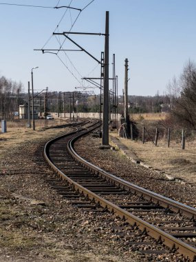 Ana demiryolundan gelen yan demiryolu hattı. 