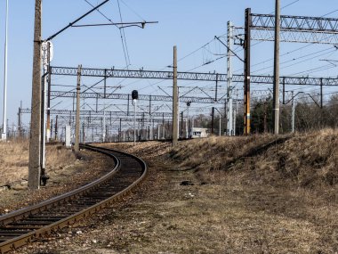 Ana demiryolundan gelen yan demiryolu hattı. 