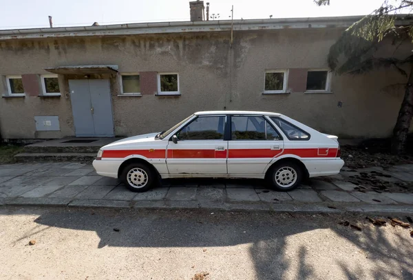Daewoo Fso Polonez Caro Plus車のサイドビューは サイドロードの側面に駐車しました これらの車は1997 2002年にポーランドで生産され 人気があった 赤いストライプの白い車が消防隊で使用されたことを示しています — ストック写真