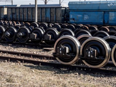 Tarnowskie Gory, Polonya, 22 Mart 2022: Polonya 'nın en büyük demiryolu kavşağı ve kamburu ile Yukarı Silezya' nın kuzeyinde yer alan Tarnowskie Gory 'deki demiryolu altyapısının bir parçası