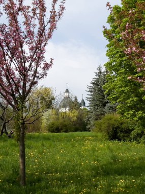 Varşova, Polonya, 24 Nisan 2022: Varşova 'daki Kutsal Ruh Kilisesi ve Pauline Manastırı ve Freta Caddesi, Polonya.