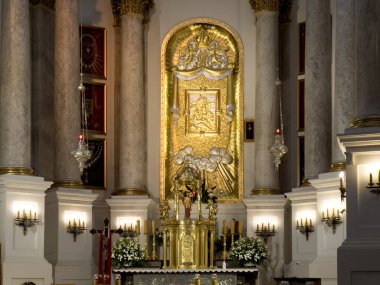 Chelm, Polonya, 6 Mayıs 2022: Polonya 'nın doğusunda Polonya' nın Lublin yakınlarındaki Chelm 'de bulunan Bakire Meryem Bazilikası türbesinin içinde. Görüntü gizlenmiş.