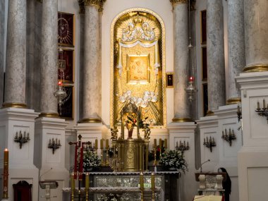 Chelm, Polonya, Mayıs 06, 2022: Kilisenin penceresinde lekeli cam pencere, Doğu Polonya 'daki Chelm' de Meryem Ana 'nın mabedi.