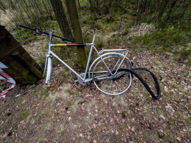 Tamamlanmamış, eski bir bisiklet bisiklet yolu kenarında ormanda kalmış.